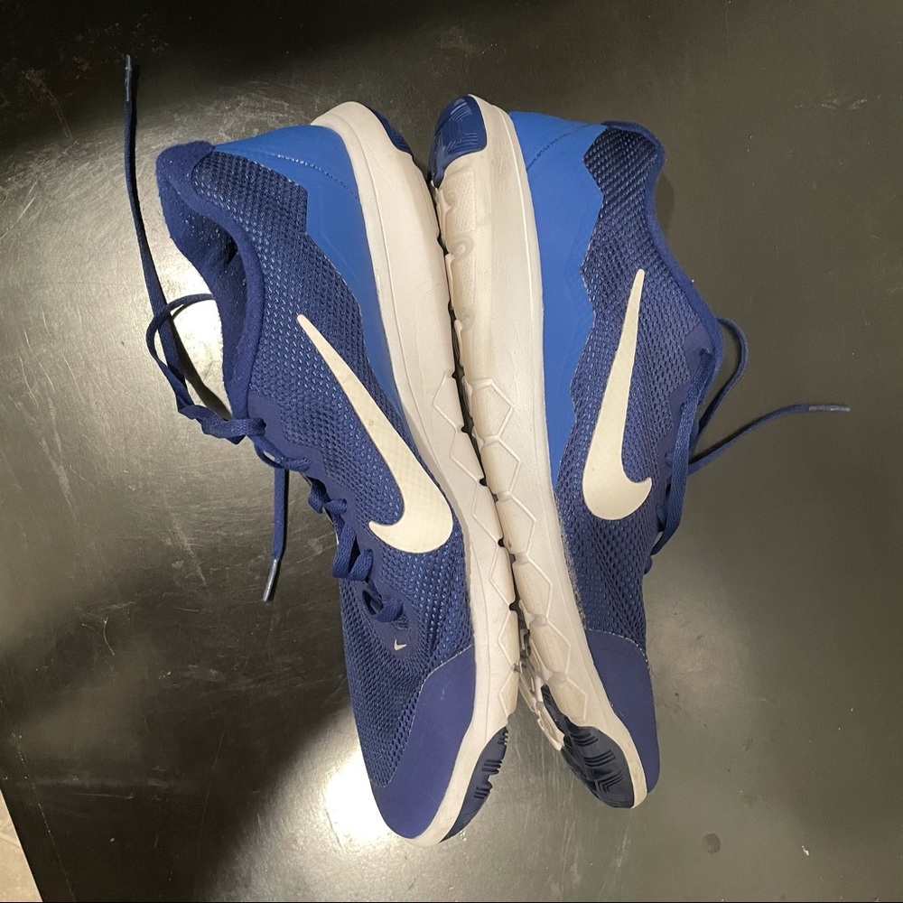 Nike blue athletic shoes - Picture 6 of 8
